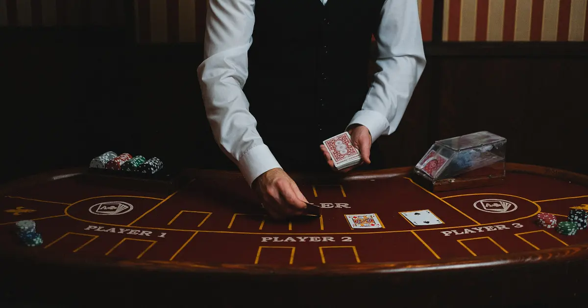 Croupier de casino distribuant des cartes sur une table de blackjack