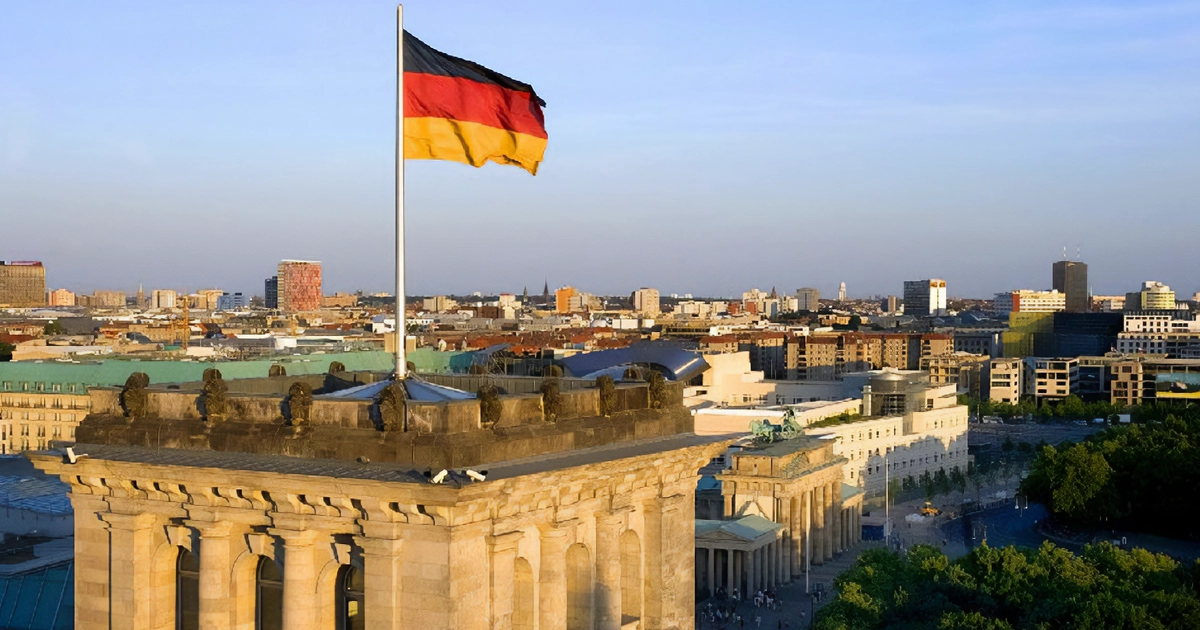 Drapeau allemand avec vue sur une ville allemande