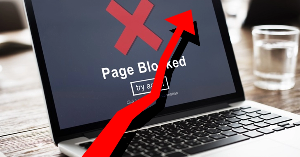 Un ordinateur portable montrant une page de site internet bloquée avec une flèche rouge pointant vers le haut.