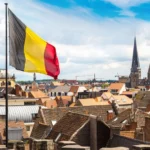 Belgische vlag met op de achtergrond zicht op belgië