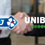 Twee mannen schudden elkaar de hand op de achtergrond met de logo's van fdj en unibet