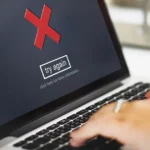Une utilisatrice sur un ordinateur portable essayant d'accéder à un site de casino illégal