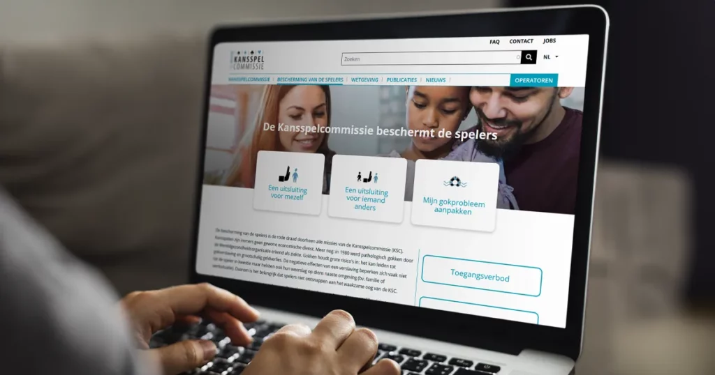 Een laptop waarop de website van de Kansspelcommissie te zien is.