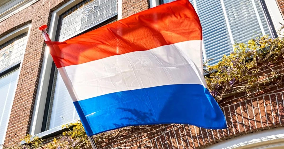 Nederlandse vlag voor een gevel.