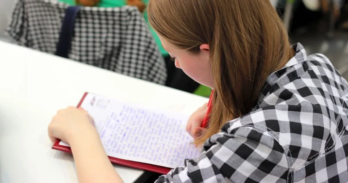 Een student die zich voorbereidt op een examen