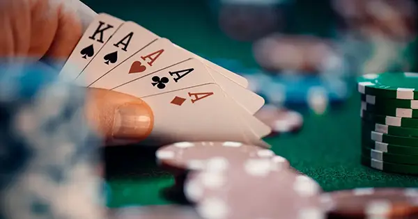 Fraude à la table de poker, triche ingénieuse.